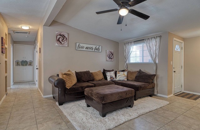 Happy 4BR house in Albuquerque? Yes, please!