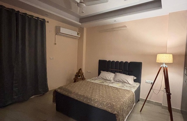 Happy Homezz - Spacious 4BHK corporate apartment in fabulous Delhi