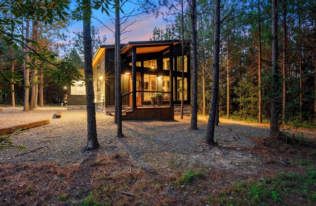 Happy Moon/Couples Cabin Nestled in the Woods