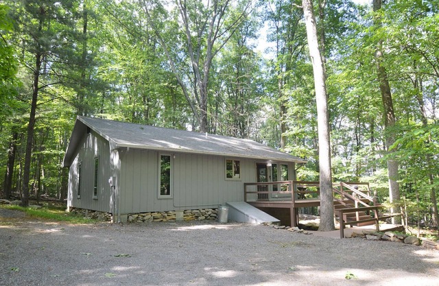 Haven Home - deck, grill, pool access, hiking, wood stove, games