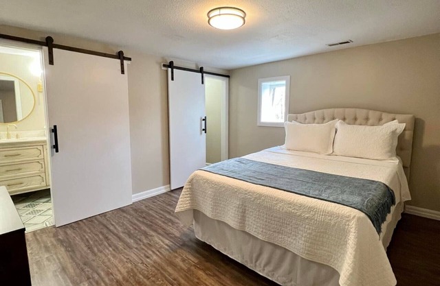 Havisham House Suite 88 - 3 bedroom, 2 bath, wine trail, bourbon bar -Alto Pass