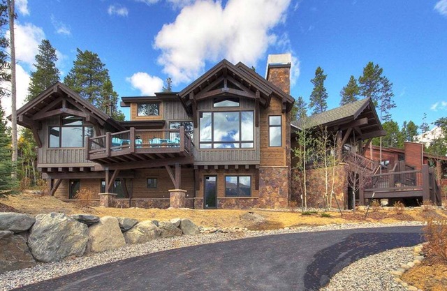Hawks Hideaway: Professionally Designed Luxury Home - Amazing Views/Amenities.
