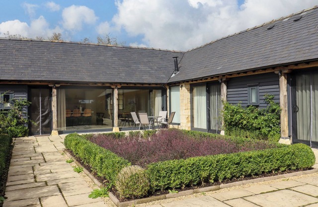 HAWTHORN BARN, family friendly, with open fire in Northleach