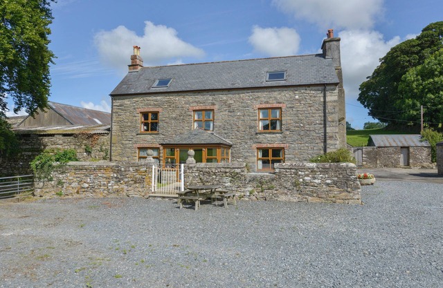 HAYE BARTON FARM, pet friendly, character holiday cottage in St Ive