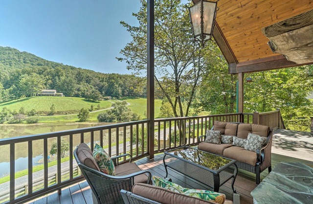 Hayesville Cabin w/Game Room & Mtn Views!