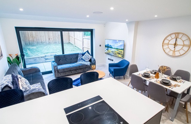 Hayy Contractor-Friendly Townhouse in Leeds