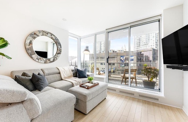 Heart of Downtown 1 bd Entire Condo - Pool, Gym, Parking, Office, AC