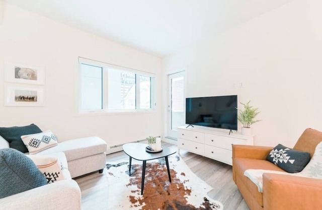 Heart of DT| Western Themed Lux Condo | UG Parking