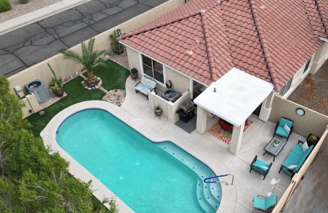 Heated pool at NO extra charge! Plan a trip to the beautiful desert! 🌵BOOK NOW!