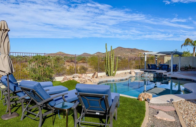 Heated Pool/Spa, Mountain/Sunset Views, Amenities Galore.