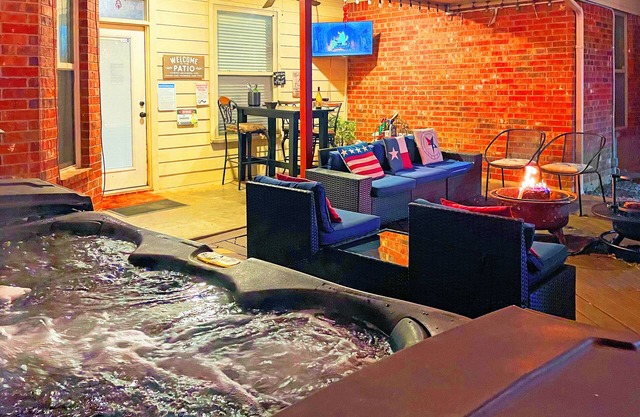 Heated Swim Spa, Hot Tub, Sauna, Pickleball, Arcades, 2 game rooms, 17 Beds!