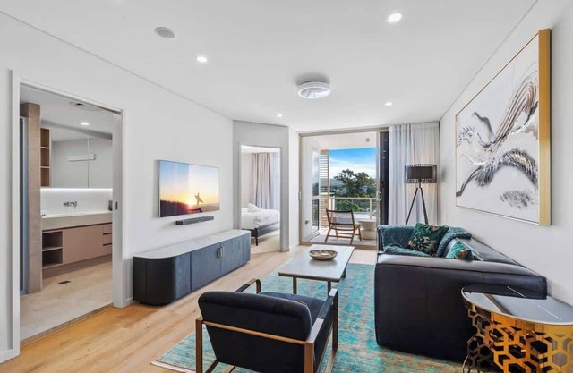 HELIA - Beautiful West End Apt w parking and pool