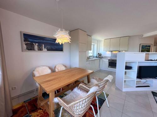 Helle Wohnung mit Balkon und Tennisplatz