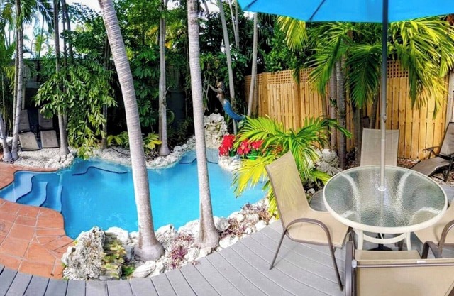Hemingway Caribbean Townhome/Private Pool by Beach,Key West charm,free parking