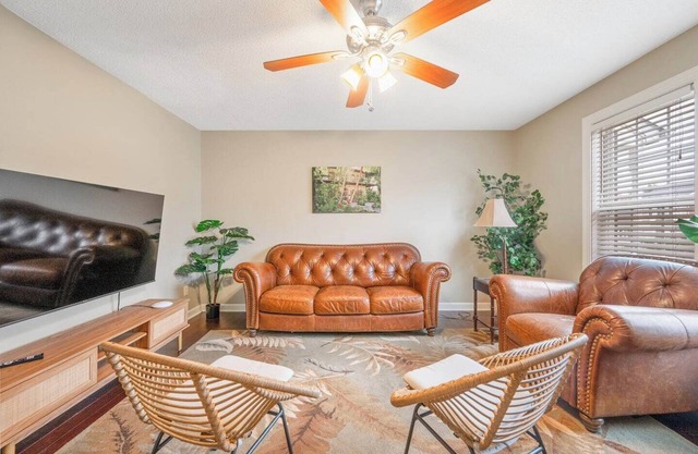Hemingway's Hideaway | Walkable | King Bed