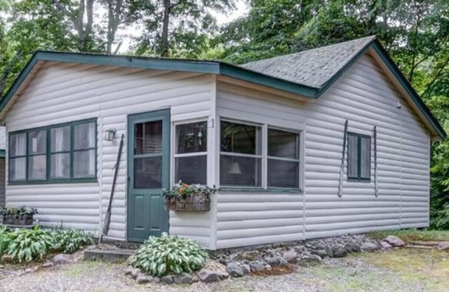 Hemlock Hide-A-Way Cozy Romantic Private Lake Cabin