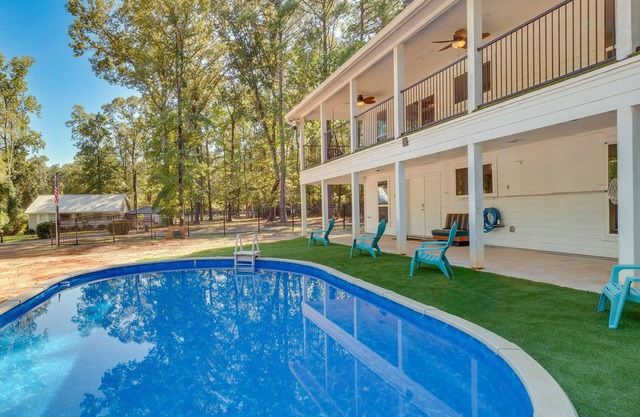 Hemphill Vacation Rental w/Pool, Walk to Lake!