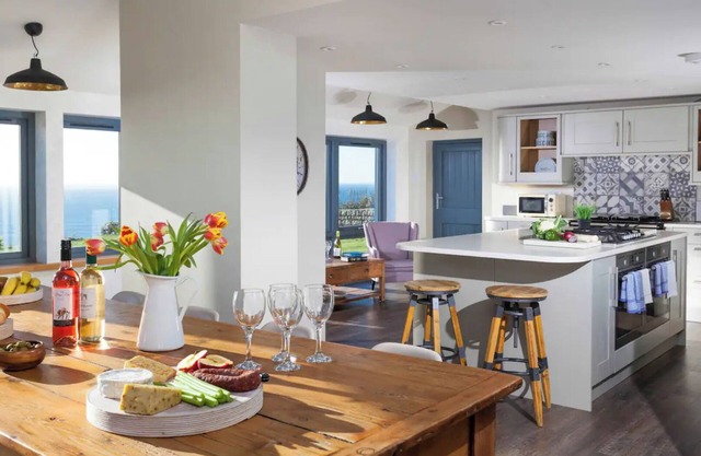 Hendra Cottage - LUXURY HOME WITH BREATHTAKING SEA VIEWS. DOG FRIENDLY.