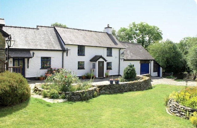 Henfaes Isaf - Tranquil 16th Century Farmhouse near Snowdonia