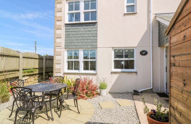 HENRYS CROFT, pet friendly, with a garden in Lizard
