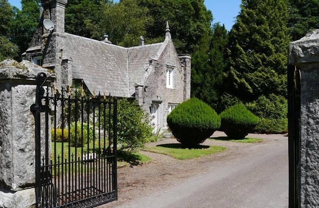 Hensol Lodge - a cottage that sleeps 4 guests in 2 bedrooms