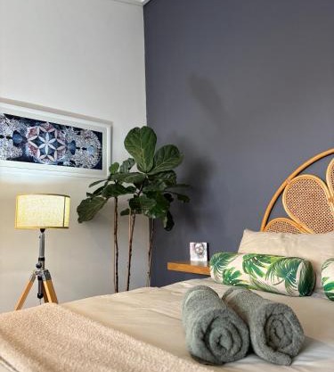 Hermanus Waterfront Studio Apartment , Modern and Cosy with Workspace