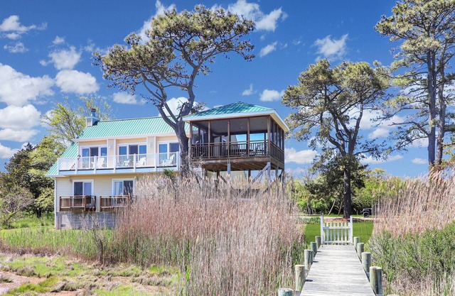 Heron's Cove on Salt Meadow - Pet friendly, waterfront home!