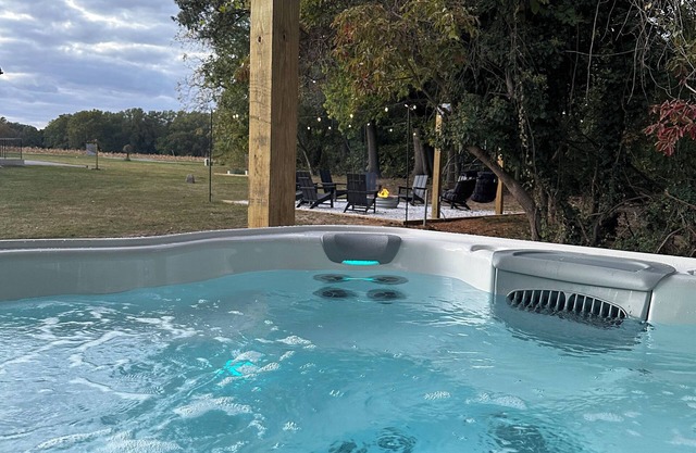 HGTV quality, private guest suite, country getaway with hot tub & fire pit