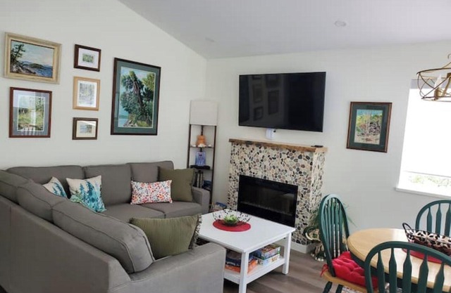 Hi N Dri -Warm & Welcoming-Great for Weekend Getaways-Across from Beach access.