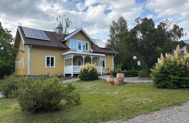Hidden gem in the countryside - spacious house with 5 bedrooms, 13 beds & large garden