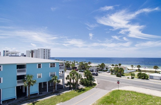 Hidden Gem of the sea! 2 bedroom 1 bath Across the street from the beach!