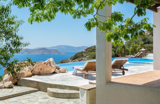 Hidden Gem with infinity pool overlooking 7 Islands,Villa in Hacienda style