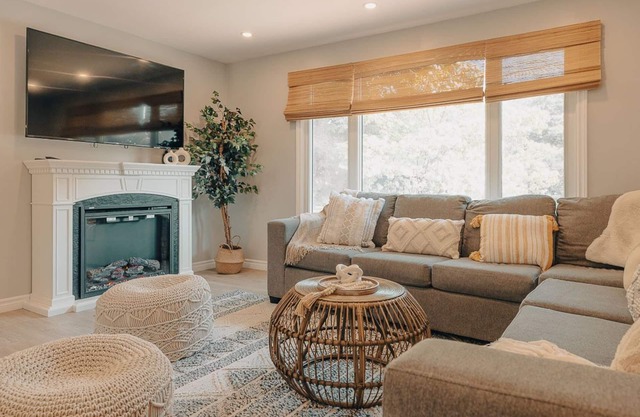 Hideaway Bungalow Retreat w/Privat Hot Tub & Fire Table + Fire Pit!
