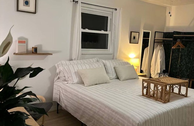 Hideaway Guest Suite with Hot Tub, Pool Table and much more