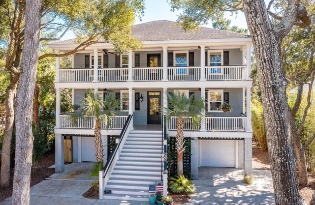 High-End Beach Home, Walking Distance to Beach & Close To Town - On The Half Shell!