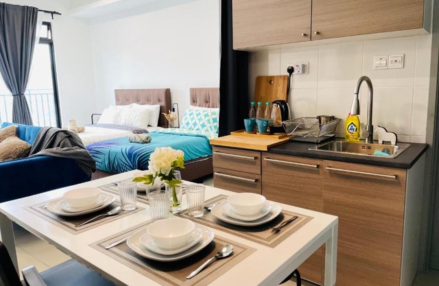 High Floor studio Austin Regency Mount Austin w Balcony 3 plus 1pax 5 mins AEON