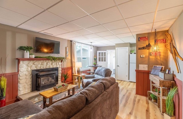 Hill Hideaway – Pet-Friendly Mid-Term Lake Retreat