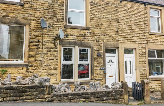 HILL VIEW, pet friendly, character holiday cottage in Settle