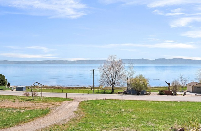 Hillside home w/deck & beautiful views of Bear Lake - dogs OK