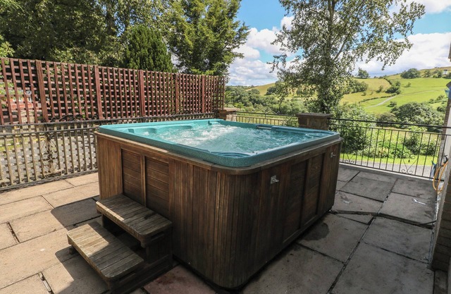 HILLSIDE LODGE, pet friendly, character holiday cottage in Newtown