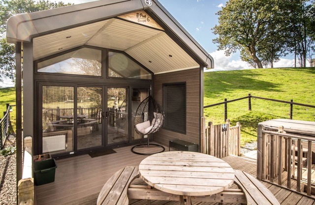 Hillside Lodge - Cabin sleeping 6 guests in 1 bedroom