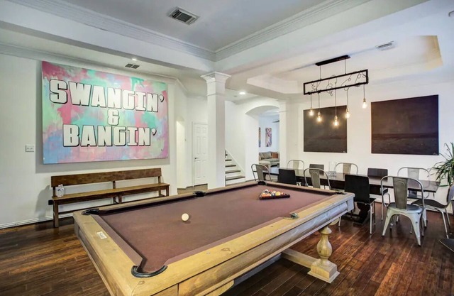 Hip Bachelor-ette Pad, Sleeps 18, Packed With Games! 2mi to Downtown Houston!