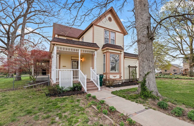 Historic 1890, 3-bed Victorian townhome in welcoming Monett with WiFi, AC
