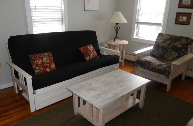 Historic 2 Bedroom (sleeps 6) Tastefully Decorated, ~AC~Apartment