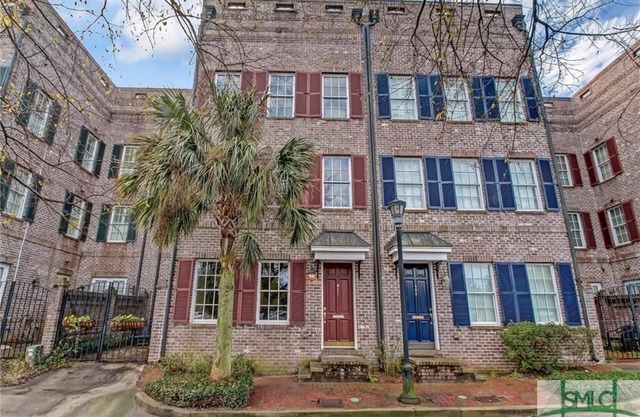 Historic 3-Bed Townhouse w/Courtyard & Parking