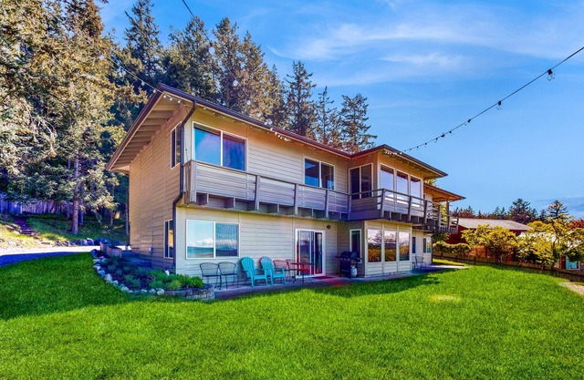 Historic bayfront home with amazing view, fireplaces, & large yard - 2 dogs OK