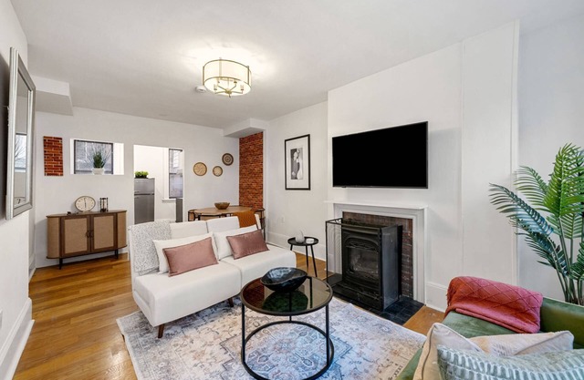 Historic Beacon Hill Charm: Modern Apt w/Patio, High-Speed WiFi, Steps to Cafes and Boston Commons!