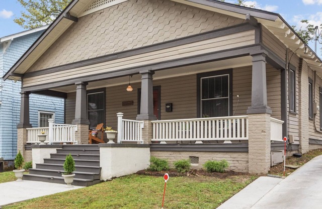 Historic Bungalow 2 Blocks from Uptown Action & 6 Blocks from ECU!