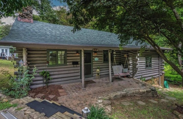 Historic Cabin in Wake Forest Downtown.