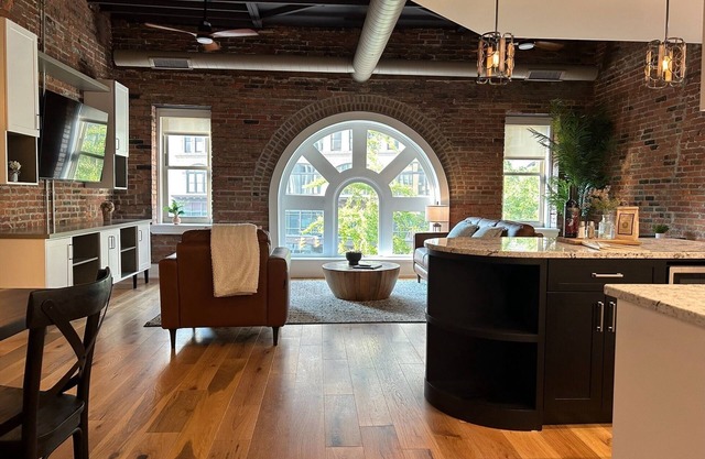 Historic Charm - 2-bedroom spacious walk up loft in the heart of Cleveland
